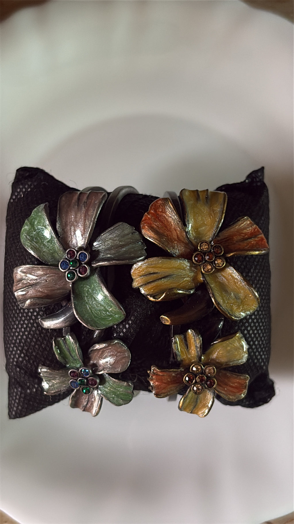 Openable floral bangle bracelet